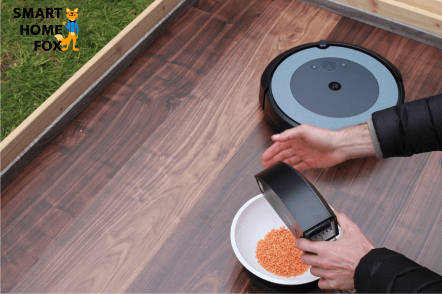 Der Staubbehälter des iRobot Roomba i3 wird entleert
